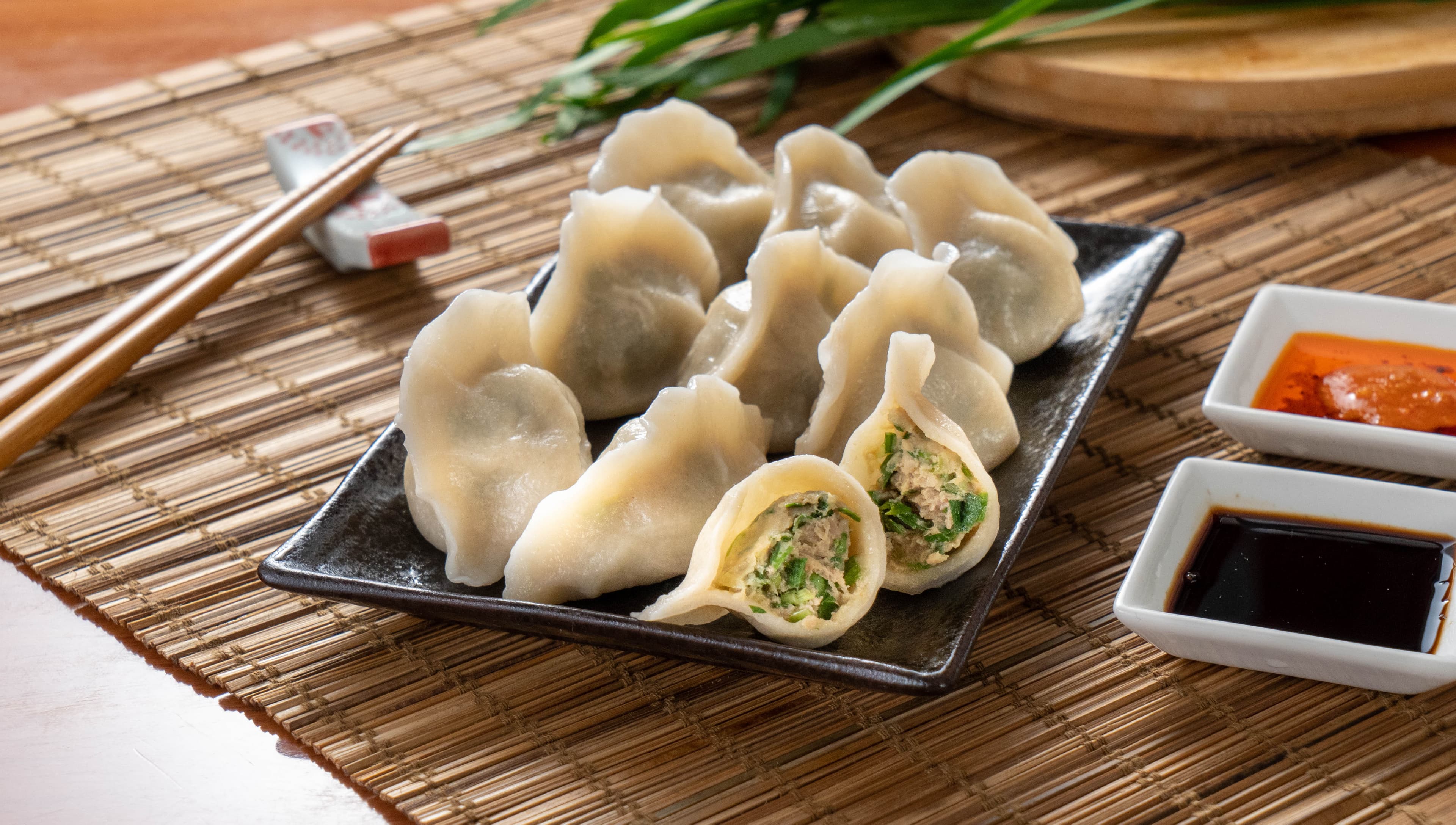 荠菜猪肉水饺 - 荠菜猪肉水饺,肉馅多汁,搭配鲜香荠菜,口感醇厚朴实,令人回味。 | 水饺类