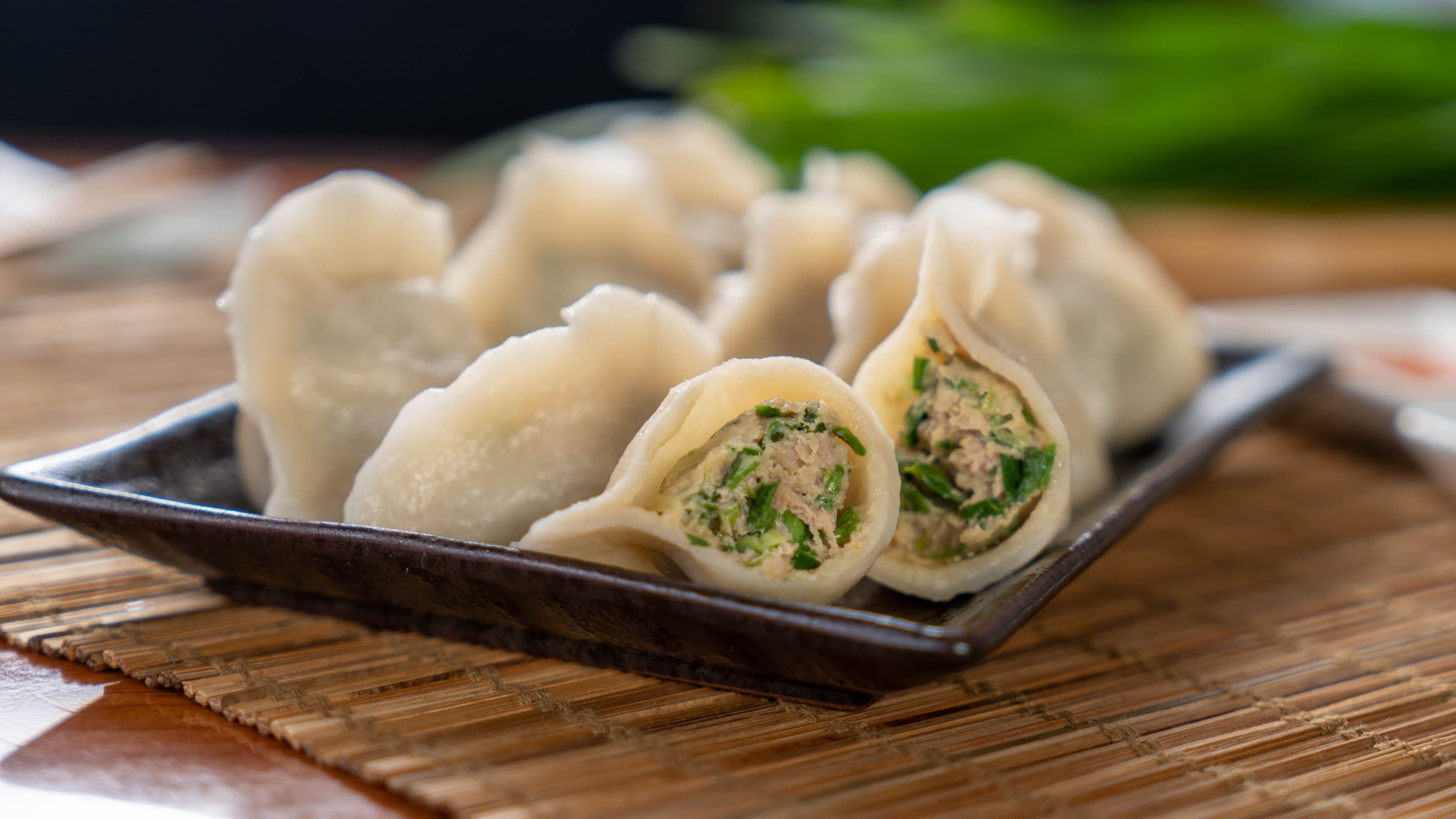 韭菜雞肉水饺 - 鸡肉水饺鲜嫩多汁,搭配韭菜的清香,口感鲜美咸香。 | 水饺类