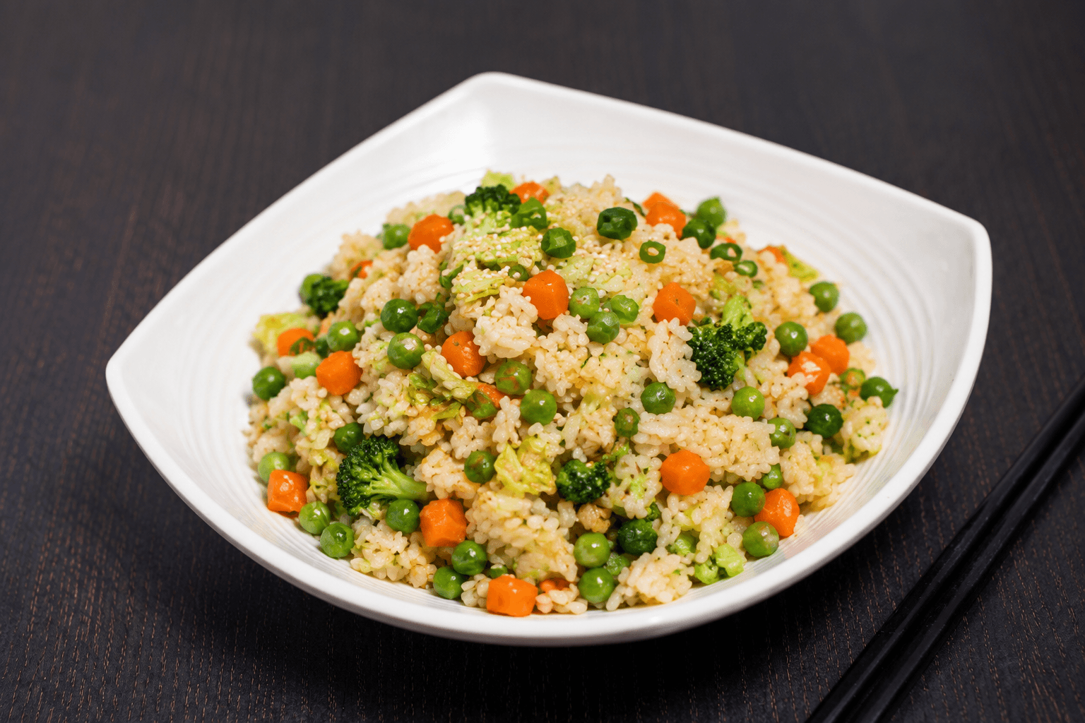 全素炒饭 - 由西兰花、小白菜、胡萝卜、青豆等多种蔬菜炒制而成的香浓炒饭,不含鸡蛋。 | 米饭和年糕类