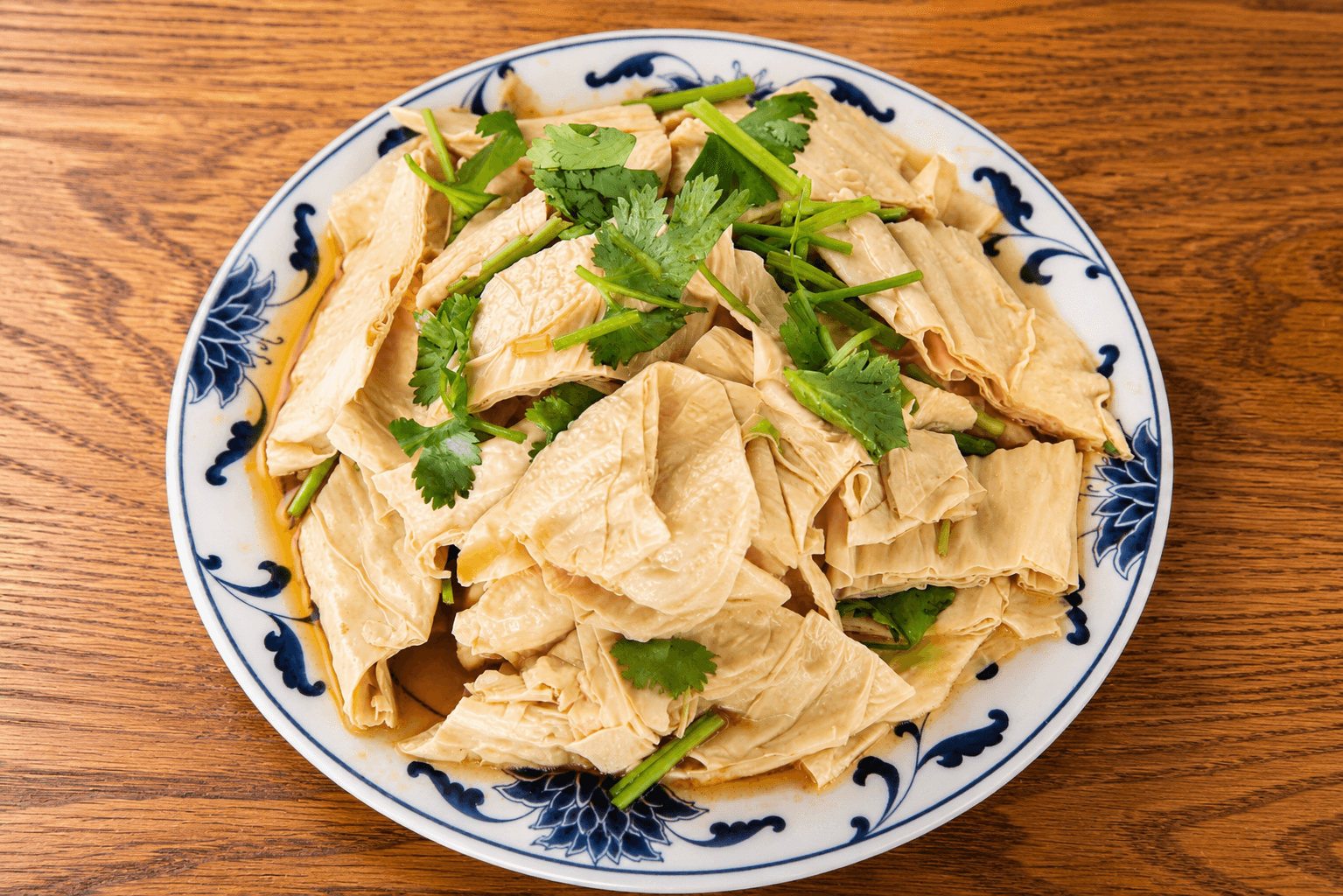 香菜腐竹 - 腐竹爽嫩,与鲜香菜同拌,佐以香油及香料调味,清脆爽口,咸香开胃,是唤醒味蕾的理想凉菜。 | 开胃菜