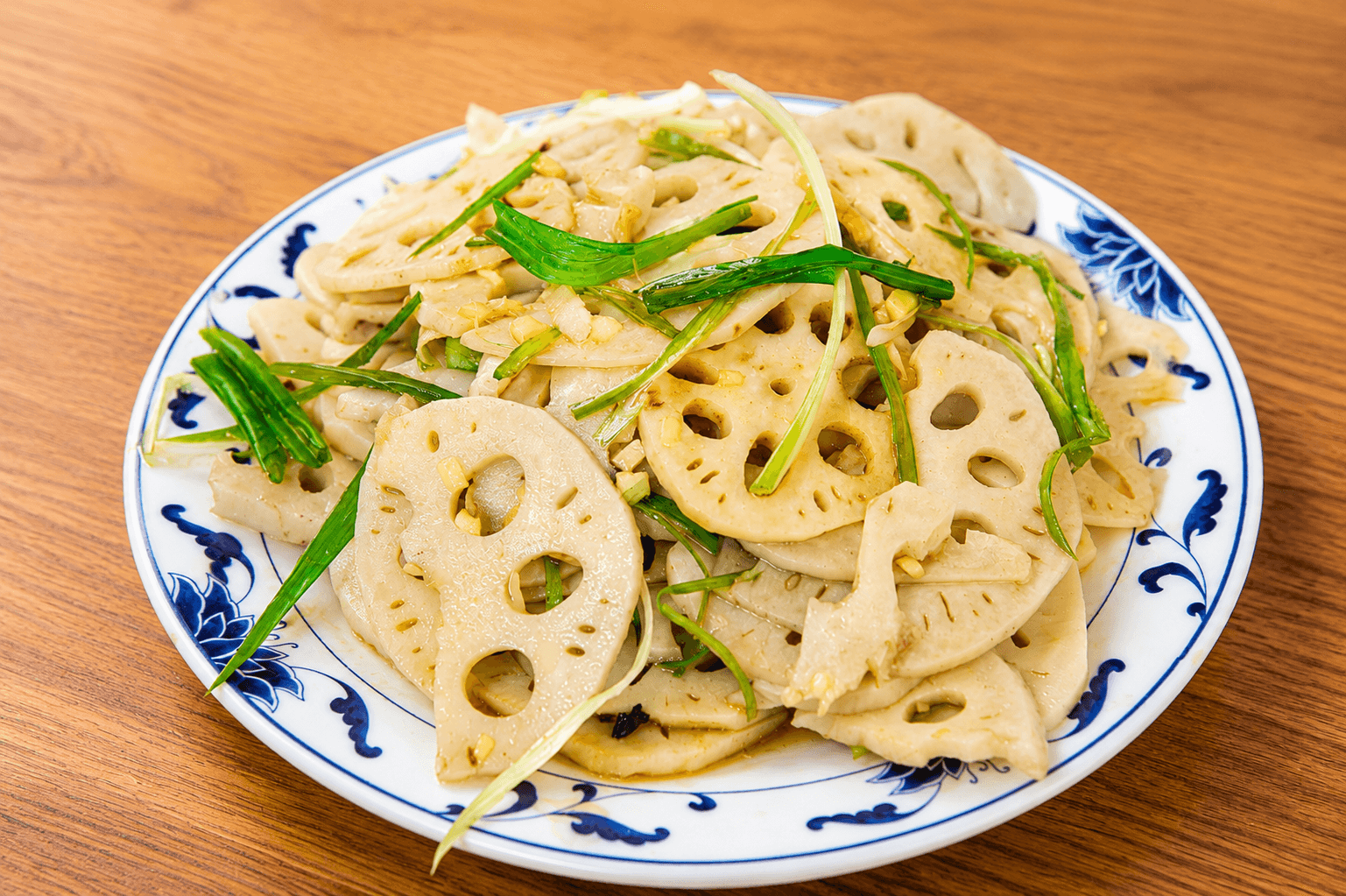 香脆藕片 - 薄脆的莲藕片拌以清爽调味,口感爽脆、微带甘甜,是一道口感与风味兼备的开胃凉菜,清新健康,令人满足。 | 开胃菜