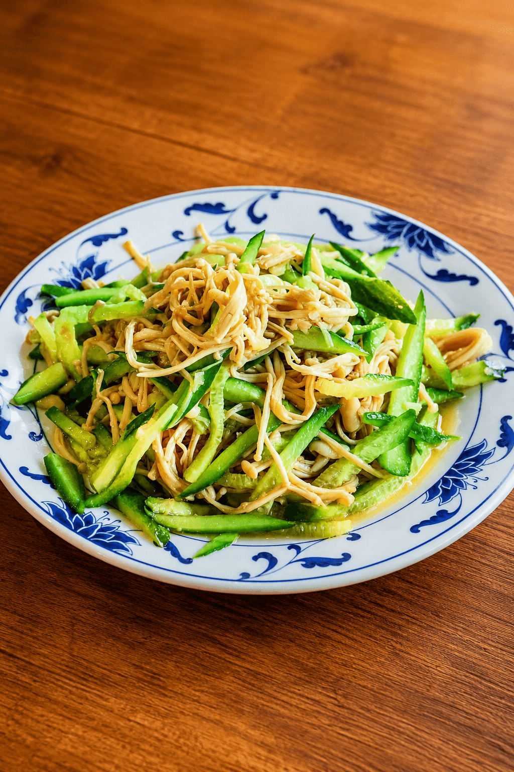 凉拌金针菇 - 金针菇拌新鲜黄瓜丝,佐以爽口酱汁,口感清爽细腻。 | 开胃菜