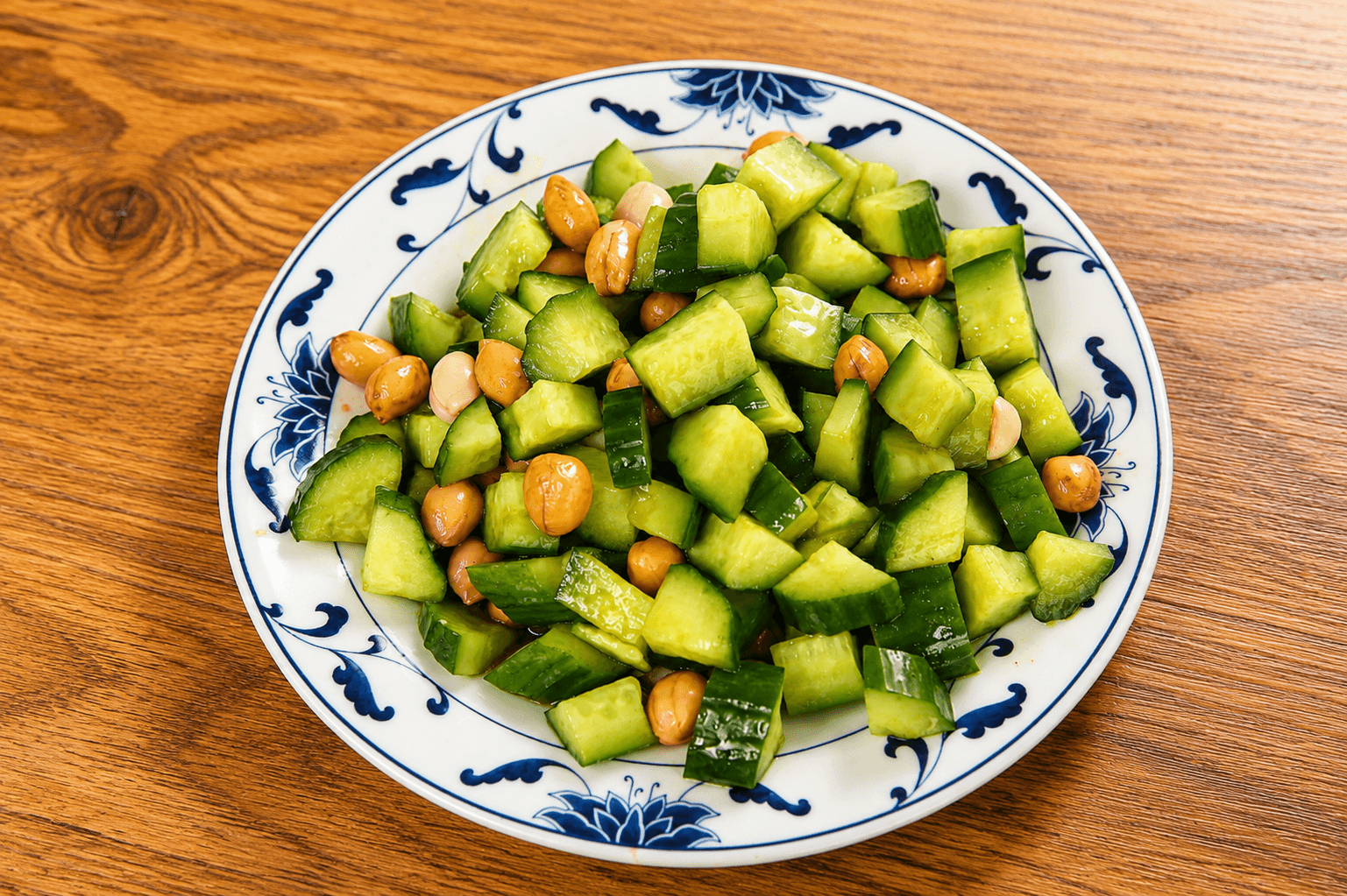 花生黄瓜 - 黄瓜片清爽脆嫩,搭配五香花生的香气,拌以酸香可口的调味汁,口感清凉爽脆,香料味浓郁,是一道适合开胃或解腻的凉菜。 | 开胃菜
