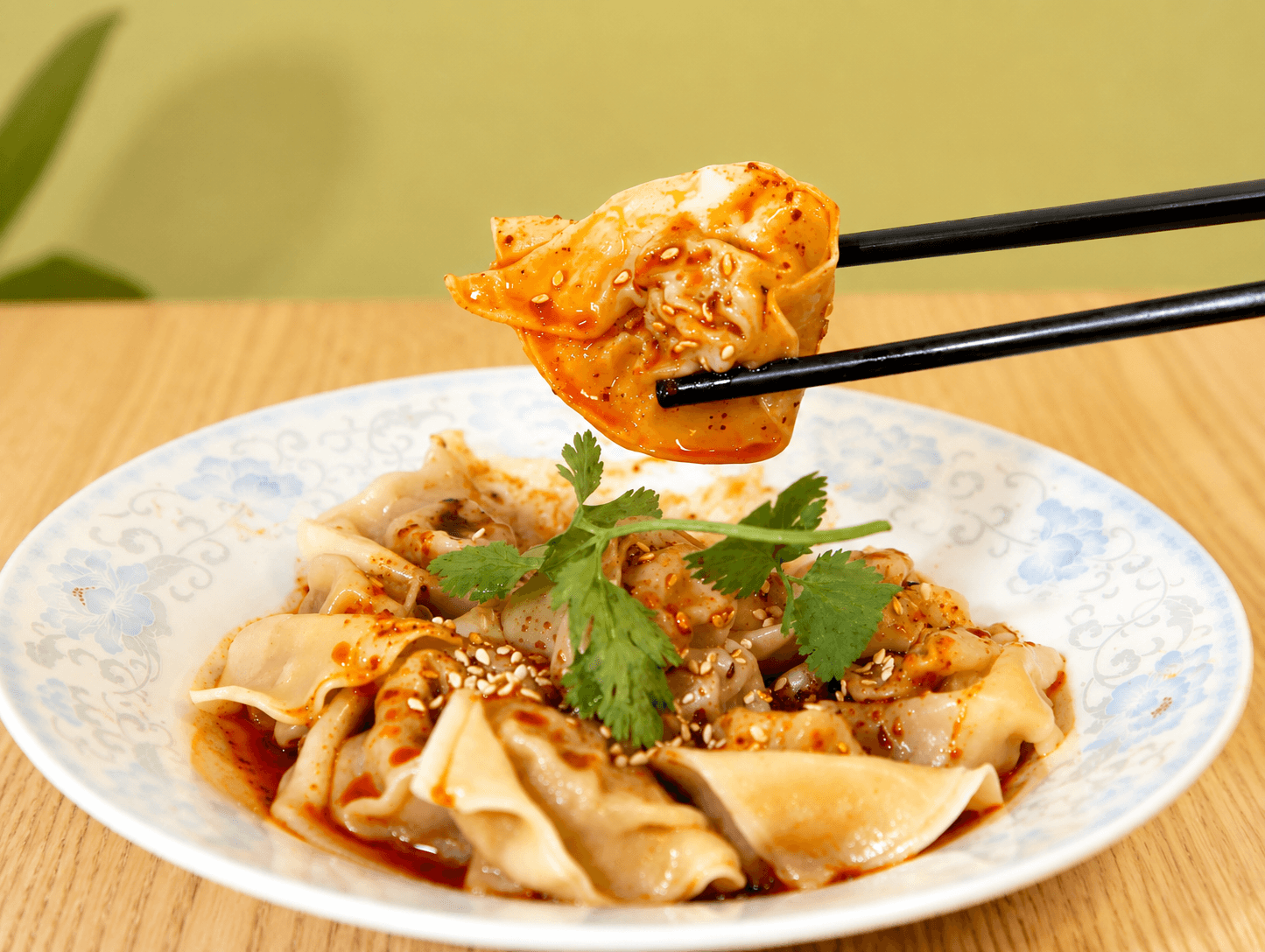菠菜雞肉云吞红油抄手 - 鸡肉菠菜馅云吞,配四川红油辣酱,口感开胃microsoft,带点辣味。
Wait, let me redo this properly without err | 开胃菜